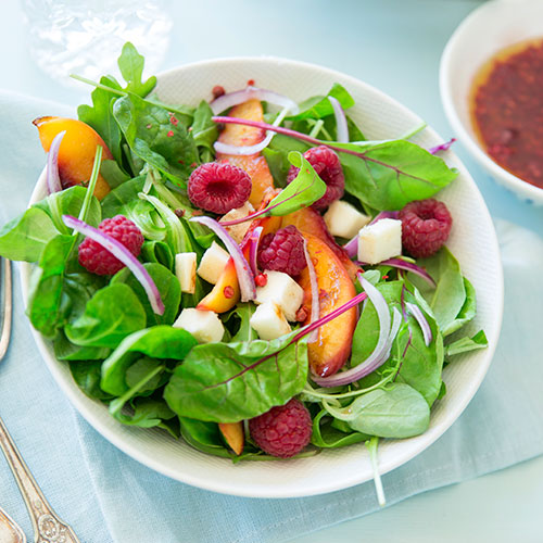 Rocket, nectarine and roasted halloumi salad